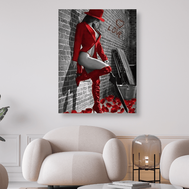 Frau mit roter Kleidung steht an der Wand - 5D DIY Diamond Painting